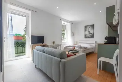 Living room; wood floor, natural light, modern style, high ceiling