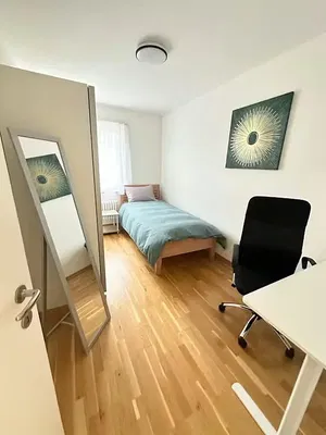 Σαλόνι; ξύλινο πάτωμα, φυσικό φως, μοντέρνο στυλ, ψηλά ταβάνια