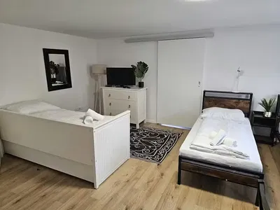 Wohnzimmer; holzboden, tageslicht, moderner stil, hohe decken