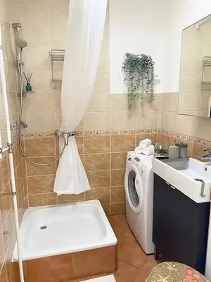 Wohnzimmer; holzboden, tageslicht, moderner stil, hohe decken