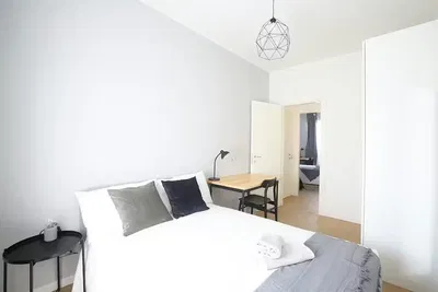 Wohnzimmer; holzboden, tageslicht, moderner stil, hohe decken