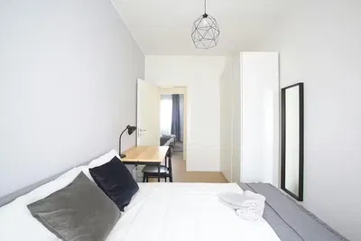 Soggiorno; pavimento in legno, luce naturale, stile moderno, soffitti alti