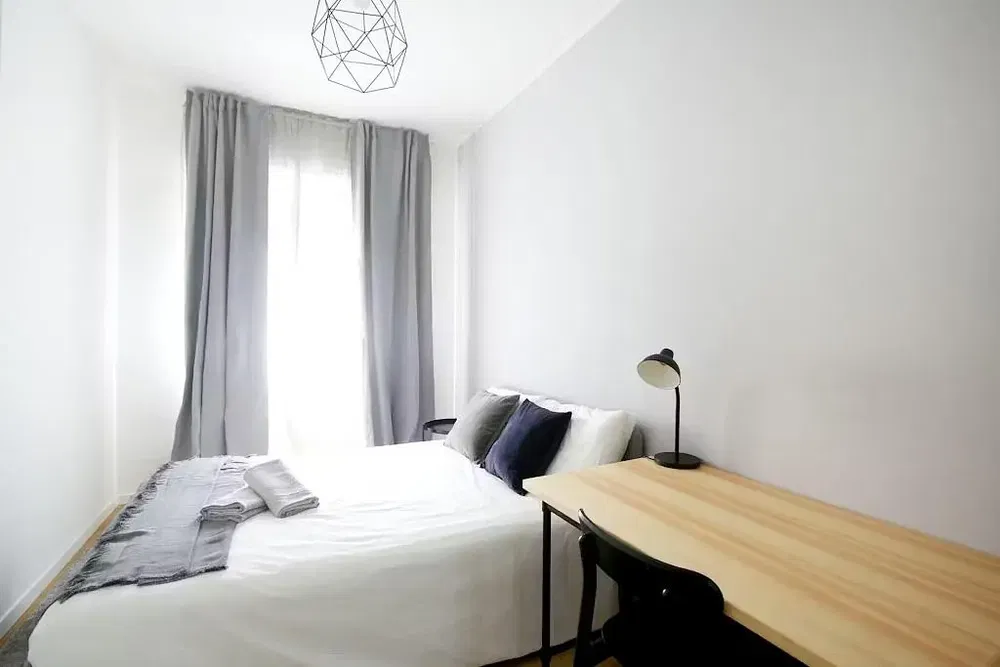 Soggiorno; pavimento in legno, luce naturale, stile moderno, soffitti alti