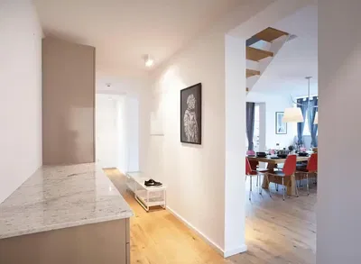 Living room; wood floor, natural light, modern style, high ceiling