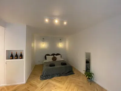 Sala de estar; chão de madeira, luz natural, estilo moderno, teto alto