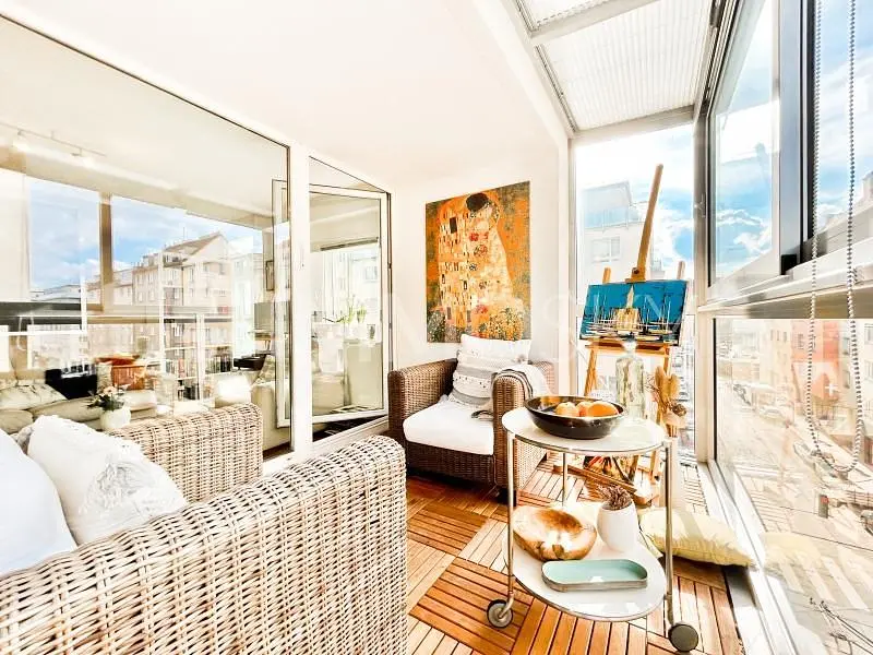 Obývací pokoj; dřevěná podlaha, přirozené světlo, moderní styl, vysoké stropy