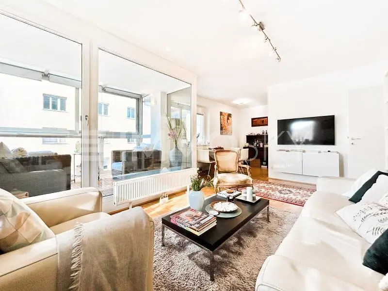 Kuchyně; kuchyňské spotřebiče, dřevěná podlaha, přirozené světlo, moderní styl, po rekonstrukci