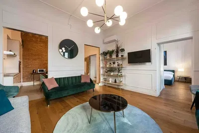 Obývací pokoj; dřevěná podlaha, přirozené světlo, moderní styl, vysoké stropy