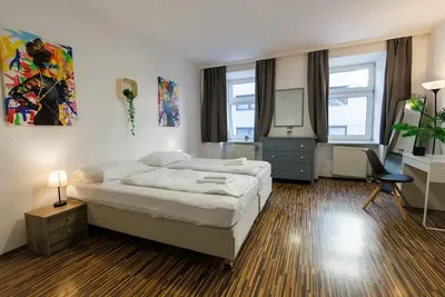 Woonkamer; houten vloer, natuurlijk licht, moderne stijl, hoge plafonds