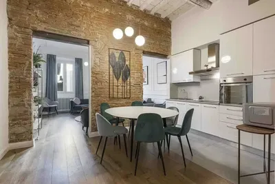 Salon; parquet, lumière naturelle, style moderne, hauteur sous plafond