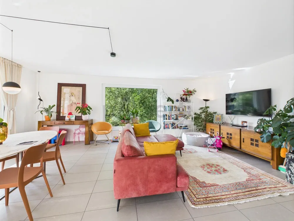 Σαλόνι; ξύλινο πάτωμα, φυσικό φως, μοντέρνο στυλ, ψηλά ταβάνια