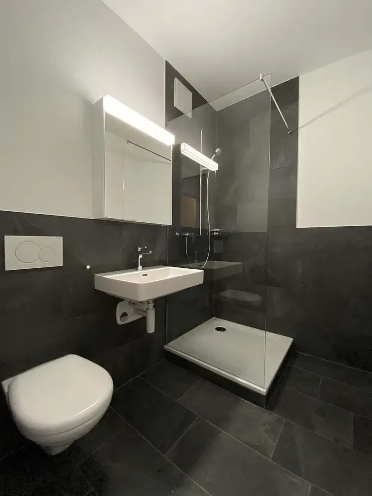 Soggiorno; pavimento in legno, luce naturale, stile moderno, soffitti alti