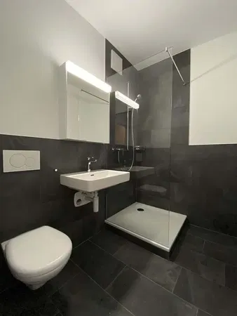 Σαλόνι; ξύλινο πάτωμα, φυσικό φως, μοντέρνο στυλ, ψηλά ταβάνια