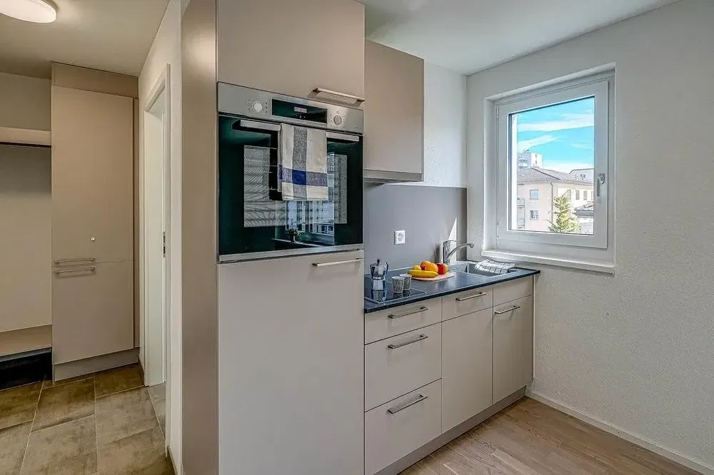 Salon; parquet, lumière naturelle, style moderne, hauteur sous plafond