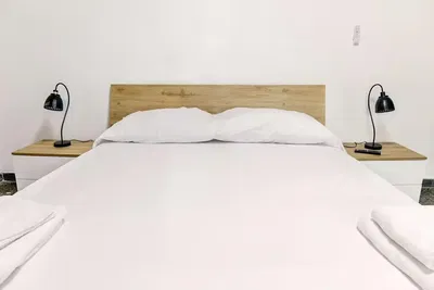 Woonkamer; houten vloer, natuurlijk licht, moderne stijl, hoge plafonds