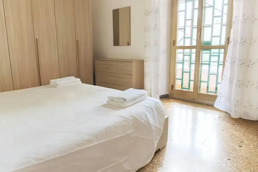 Woonkamer; houten vloer, natuurlijk licht, moderne stijl, hoge plafonds