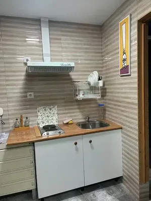 Salon; podłoga drewniana, światło dzienne, styl nowoczesny, wysokie sufity