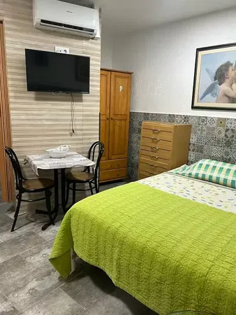 Küche; küchengeräte, fliesenboden, tageslicht, moderner stil, renoviert