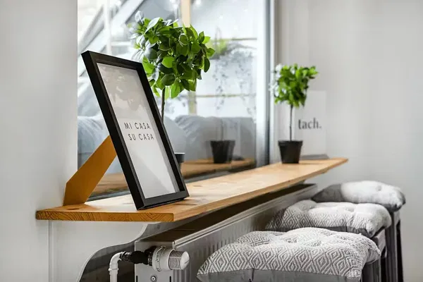 Woonkamer; houten vloer, natuurlijk licht, moderne stijl, hoge plafonds