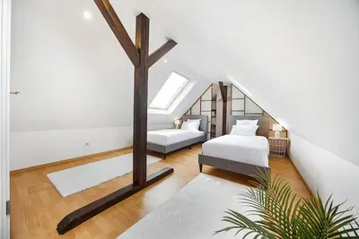 Keuken; keukenapparatuur, houten vloer, natuurlijk licht, moderne stijl, gerenoveerd