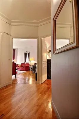 Woonkamer; houten vloer, natuurlijk licht, moderne stijl, hoge plafonds