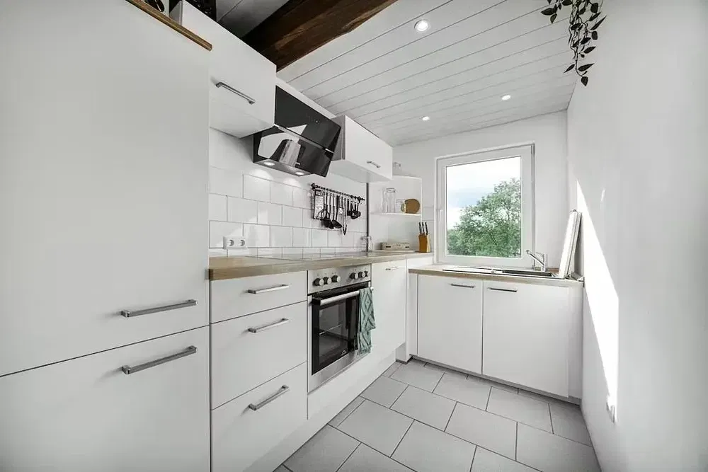 Salon; podłoga drewniana, światło dzienne, styl nowoczesny, wysokie sufity