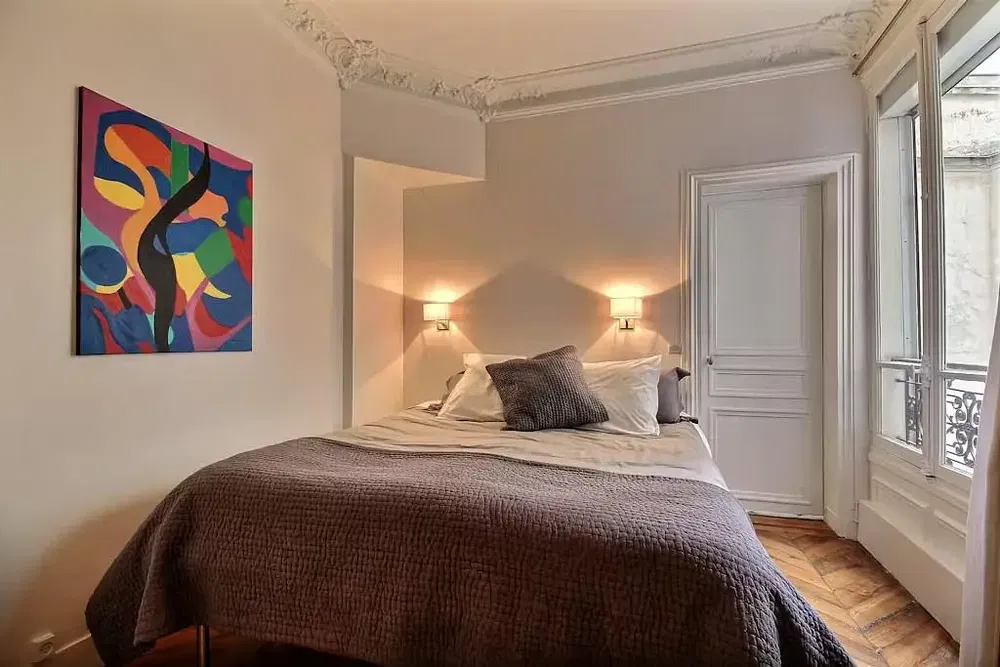 Дневна соба; дрвени под, природно светло, модерни стил, високи плафони