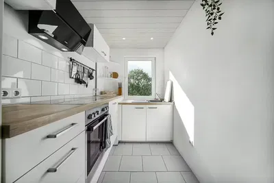 Keuken; keukenapparatuur, houten vloer, natuurlijk licht, moderne stijl, gerenoveerd