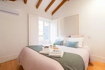 Кухиња; кухињски апарати, дрвени под, природно светло, модерни стил, реновиран