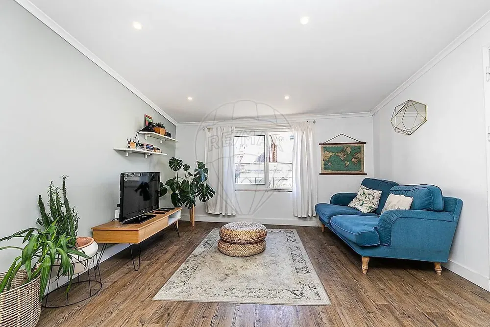 Living room; wood floor, natural light, modern style, high ceiling