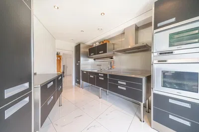 Σαλόνι; ξύλινο πάτωμα, φυσικό φως, μοντέρνο στυλ, ψηλά ταβάνια