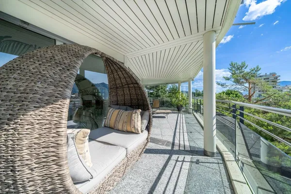 Κουζίνα; συσκευές κουζίνας, ξύλινο πάτωμα, φυσικό φως, μοντέρνο στυλ, ανακαινισμένο