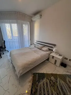 Wohnzimmer; holzboden, tageslicht, moderner stil, hohe decken