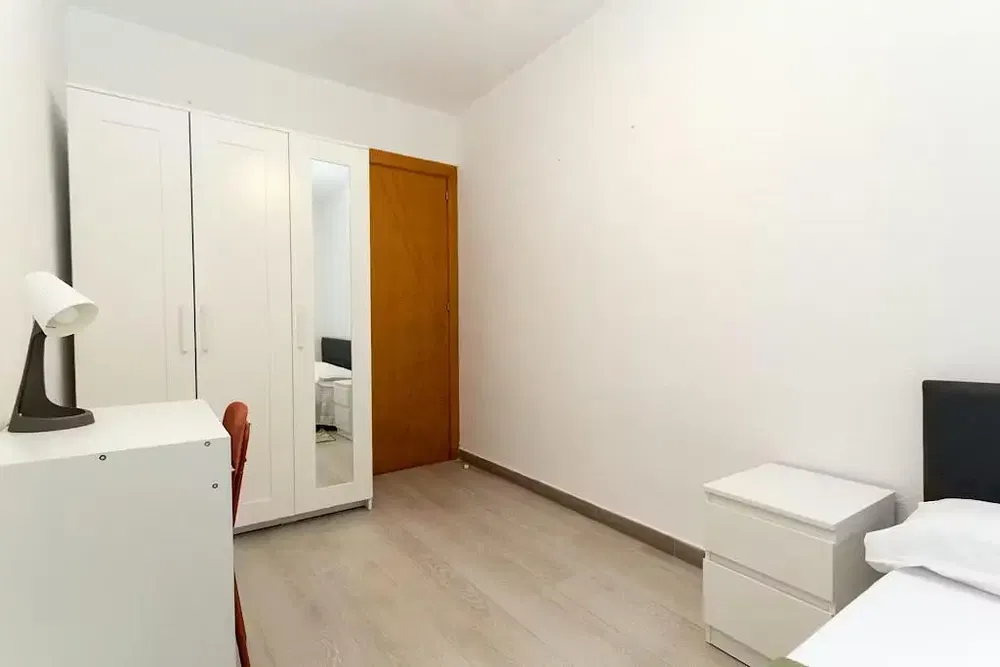 Kuhinja; kuhinjski aparati, drveni pod, prirodno svjetlo, moderni stil, renoviran