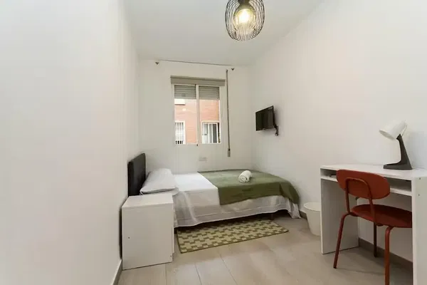 Wohnzimmer; holzboden, tageslicht, moderner stil, hohe decken