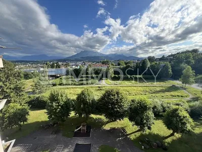 Σαλόνι; ξύλινο πάτωμα, φυσικό φως, μοντέρνο στυλ, ψηλά ταβάνια