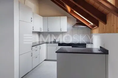 Σαλόνι; ξύλινο πάτωμα, φυσικό φως, μοντέρνο στυλ, ψηλά ταβάνια