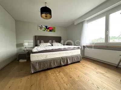 Σαλόνι; ξύλινο πάτωμα, φυσικό φως, μοντέρνο στυλ, ψηλά ταβάνια