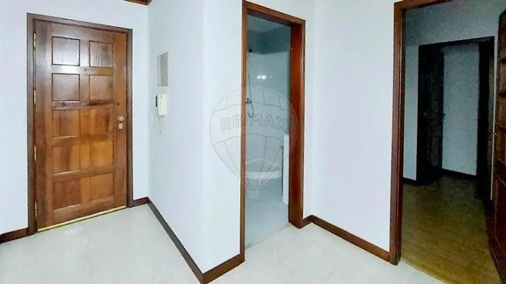 Salon; parquet, lumière naturelle, style moderne, hauteur sous plafond