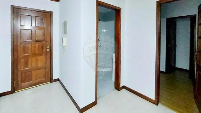 Oturma odası; ahşap zemin, doğal ışık, modern stil, yüksek tavan