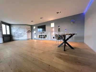 Κουζίνα; συσκευές κουζίνας, ξύλινο πάτωμα, φυσικό φως, μοντέρνο στυλ, ανακαινισμένο