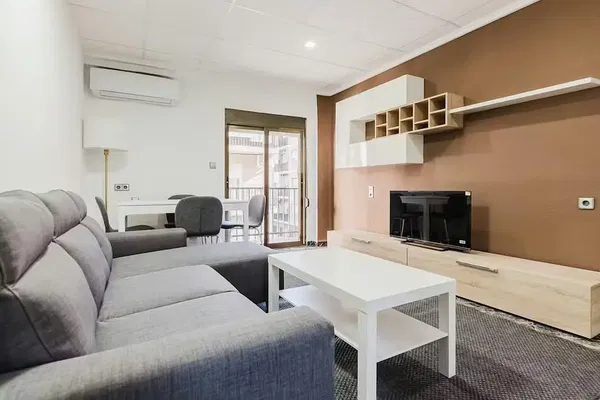 Soggiorno; pavimento in legno, luce naturale, stile moderno, soffitti alti