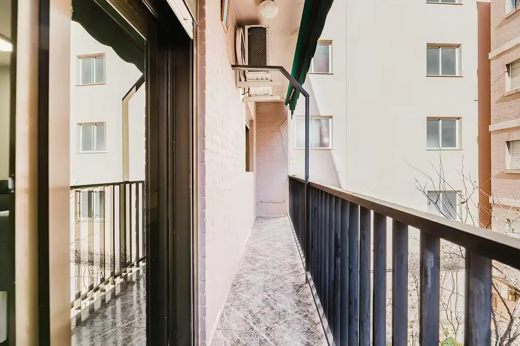 Wohnzimmer; holzboden, tageslicht, moderner stil, hohe decken