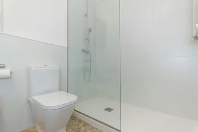 Cucina; elettrodomestici, pavimento in legno, luce naturale, stile moderno, ristrutturato