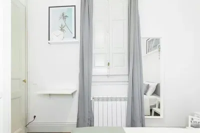 Σαλόνι; ξύλινο πάτωμα, φυσικό φως, μοντέρνο στυλ, ψηλά ταβάνια