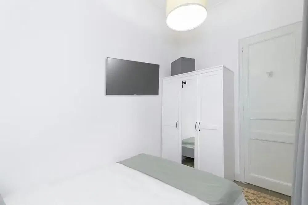 Wohnzimmer; holzboden, tageslicht, moderner stil, hohe decken