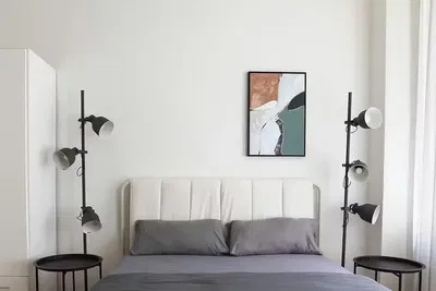 Sala de estar; chão de madeira, luz natural, estilo moderno, teto alto