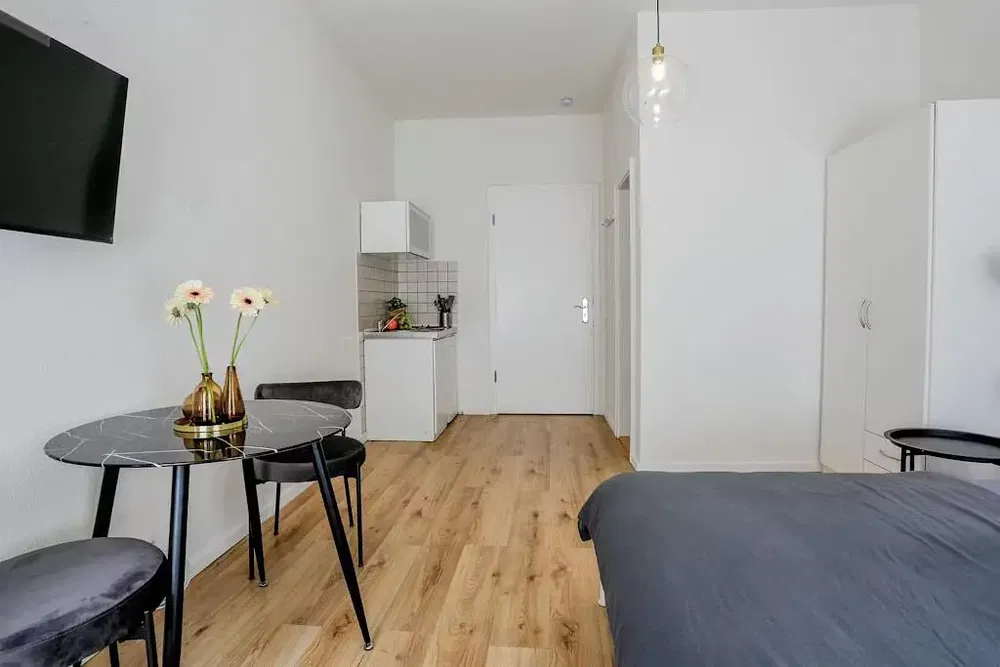 Хол; дървен под, естествена светлина, модерен стил, високи тавани