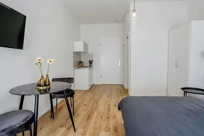 Хол; дървен под, естествена светлина, модерен стил, високи тавани