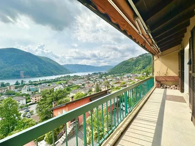 Σαλόνι; ξύλινο πάτωμα, φυσικό φως, μοντέρνο στυλ, ψηλά ταβάνια